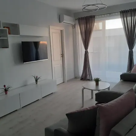 Sunny Astoria Apartament