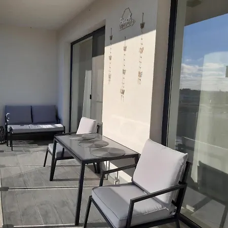 Sunny Astoria Apartament